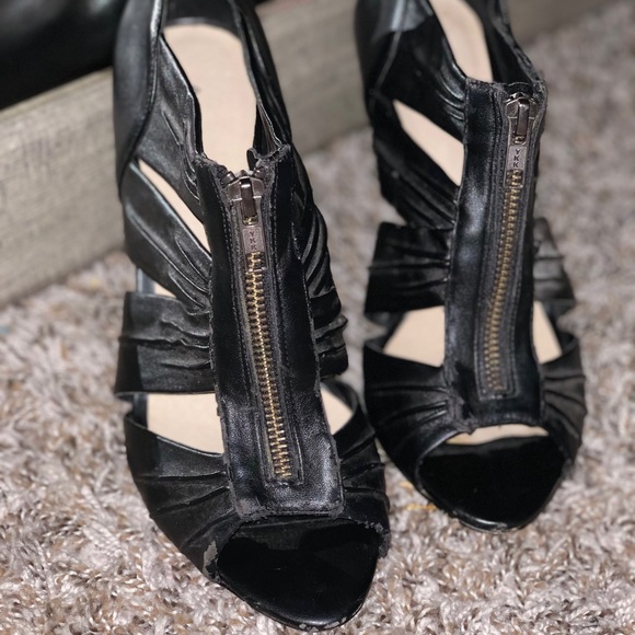 Although heels - Picture 2 of 3